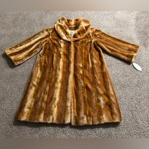 Ms. Divine Immitation Fur Coat.
Size: 3X. Women’s